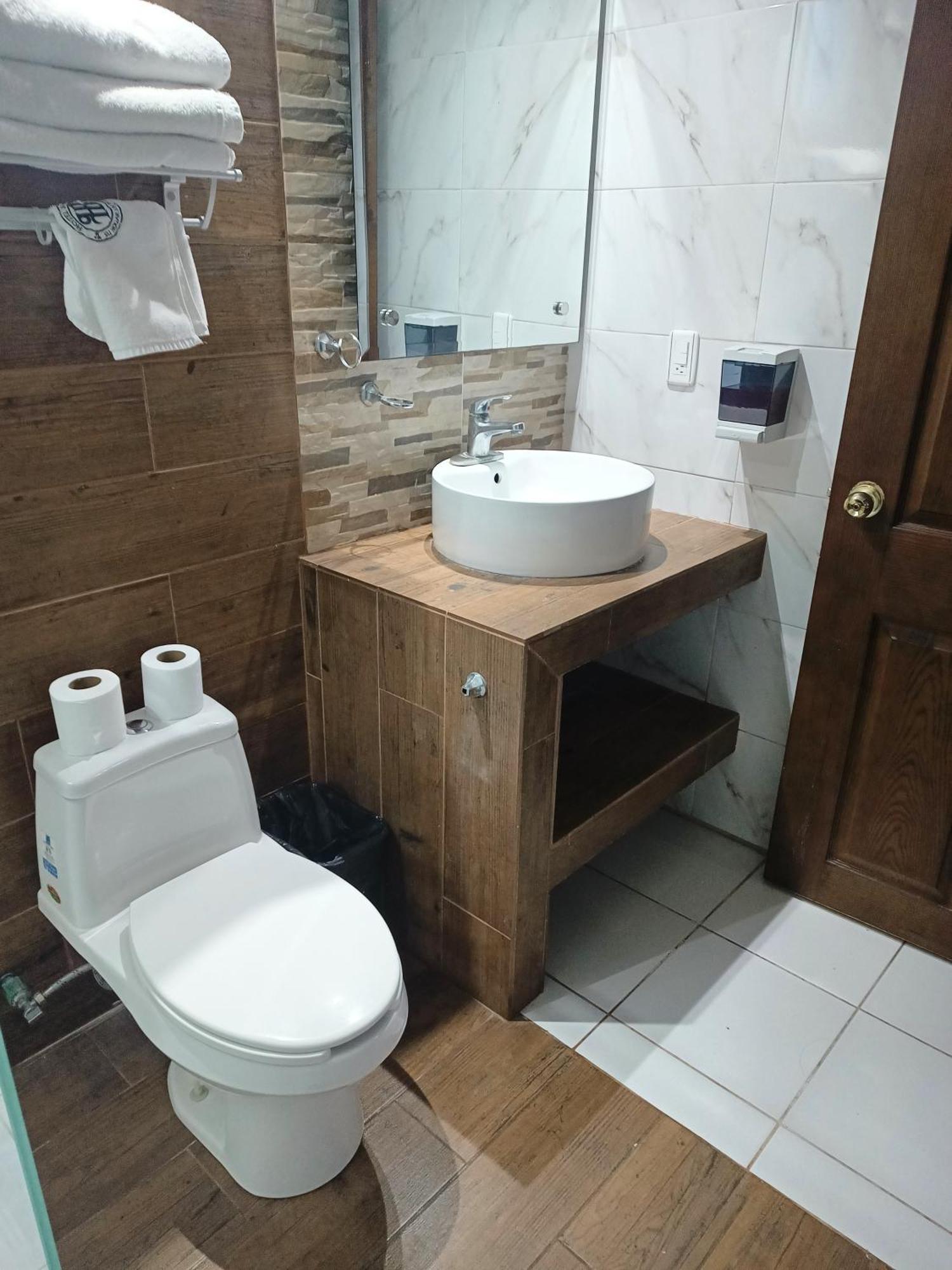 Hotel Baeza Delicias Bagian luar foto