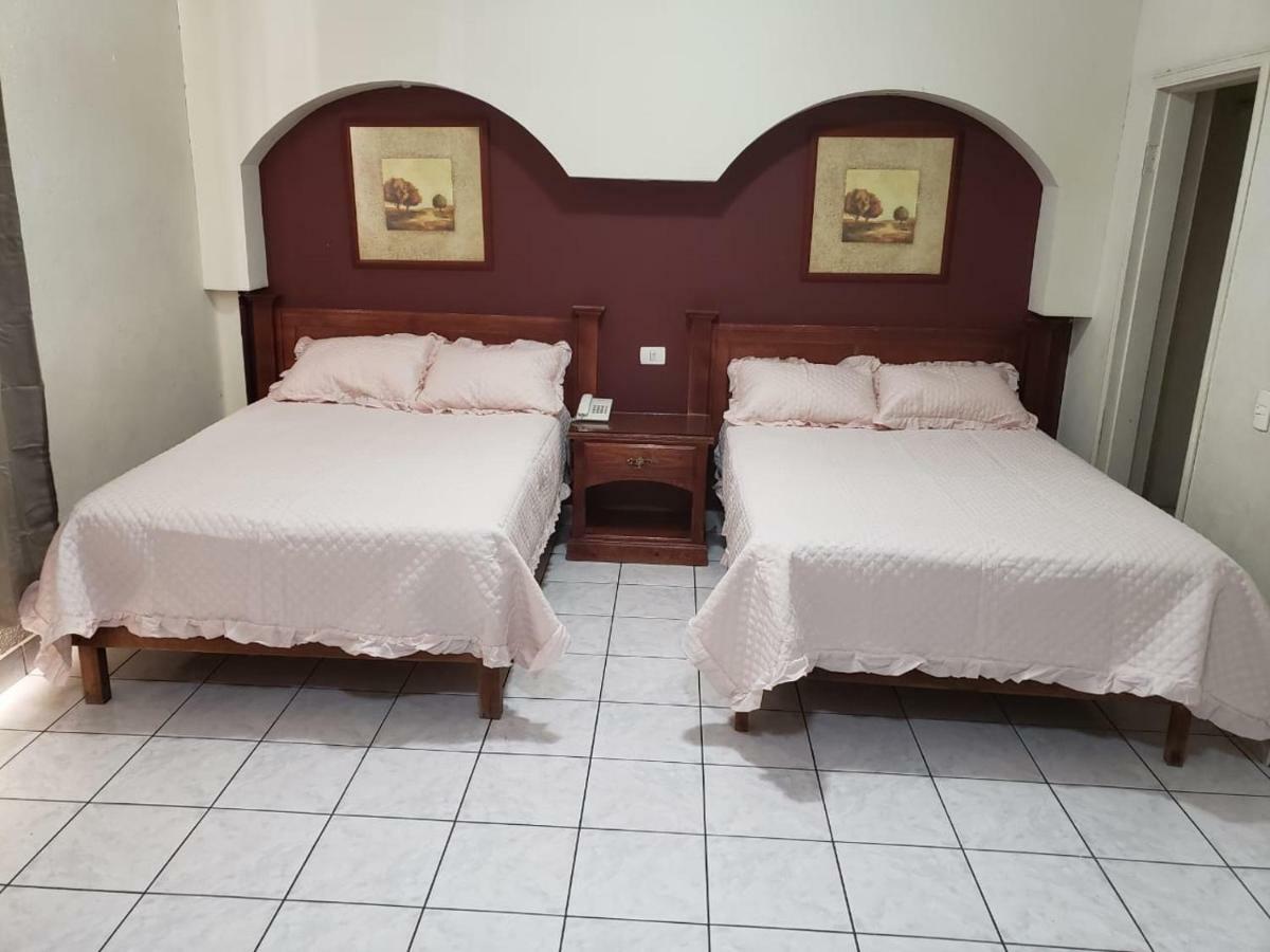 Hotel Baeza Delicias Bagian luar foto